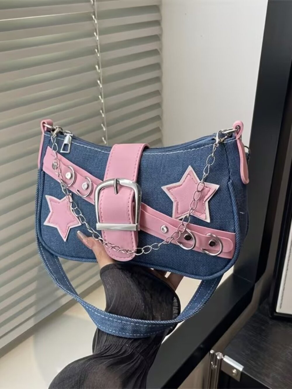 Trendy And Personalized 2026 Autumn New Star Leisure Rivet Chain Handbag for Wom